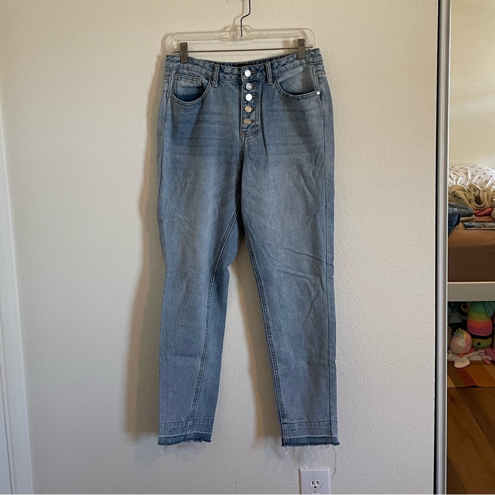 riot low-mid rise light wash jean